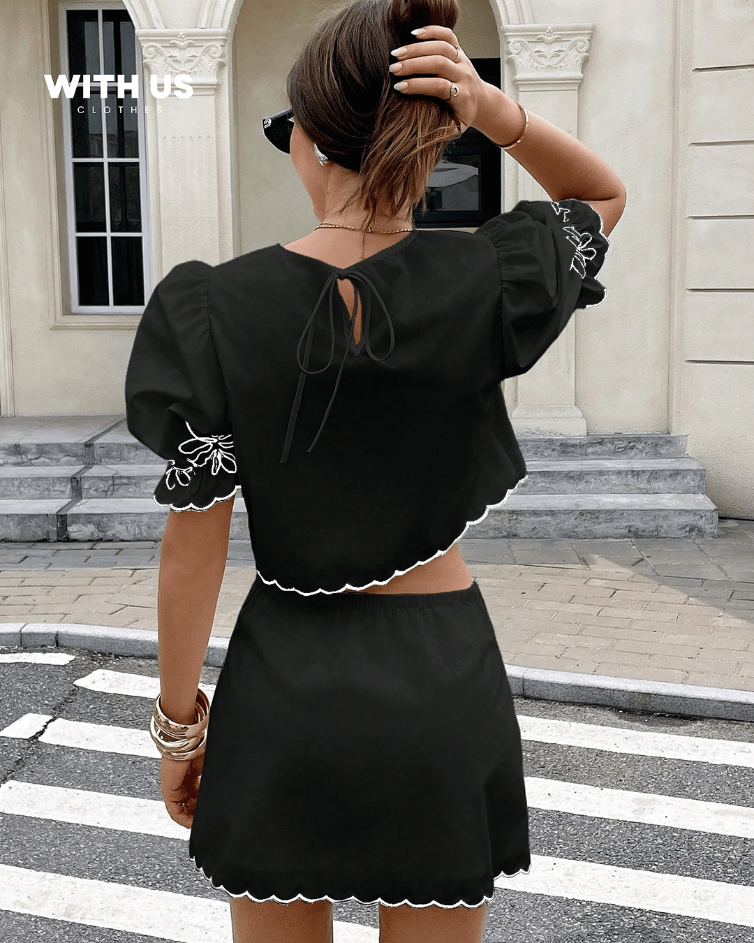 Blusa floral y minifalda